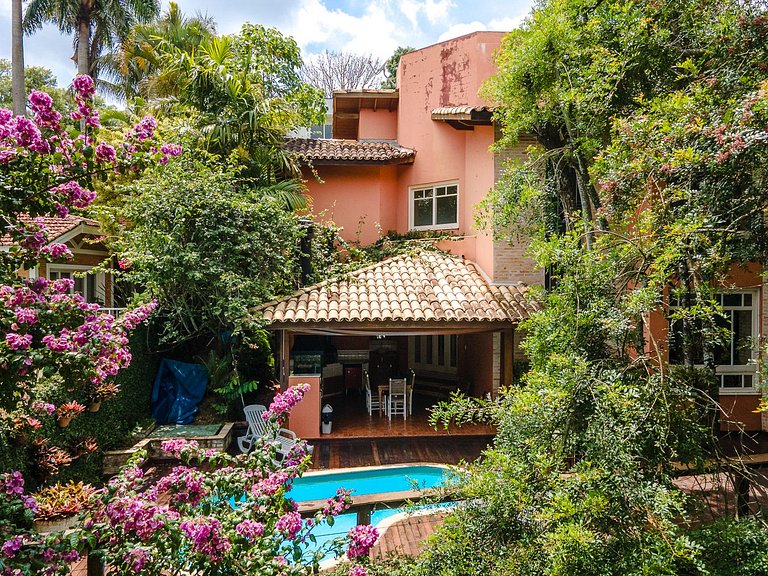 Casa Alto Padrão na Granja Viana - Cond. Fechado