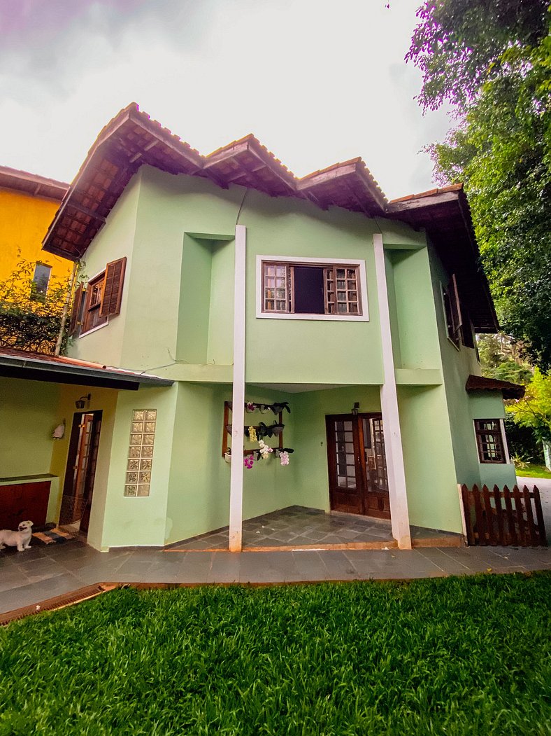 Casa confortável com churrasqueira na Granja Viana