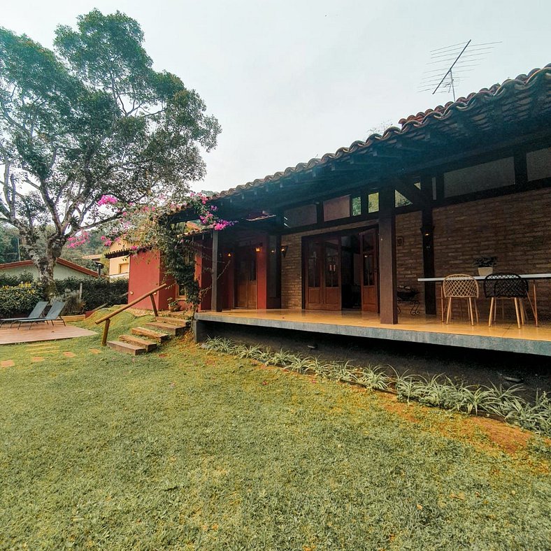 Casa na Granja Viana em frente à reserva ambiental