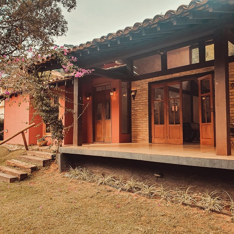 Casa na Granja Viana em frente à reserva ambiental