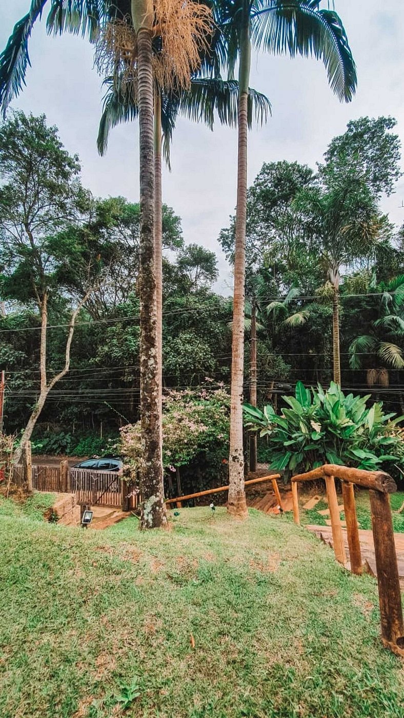 Casa na Granja Viana em frente à reserva ambiental