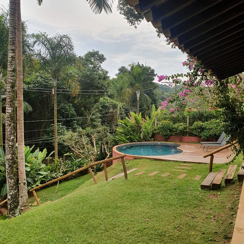 Casa na Granja Viana em frente à reserva ambiental