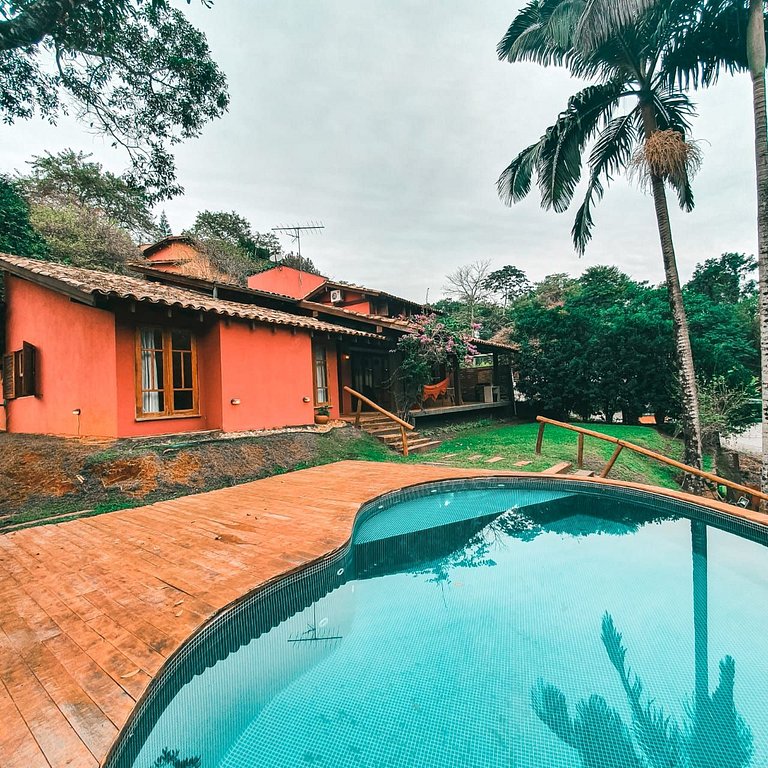 Casa na Granja Viana em frente à reserva ambiental