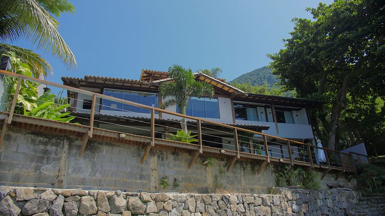 Casa pé na áreia em frente à Ilhabela