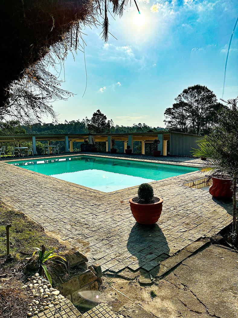 Fazenda com fácil acesso - Piscina e churrasqueira