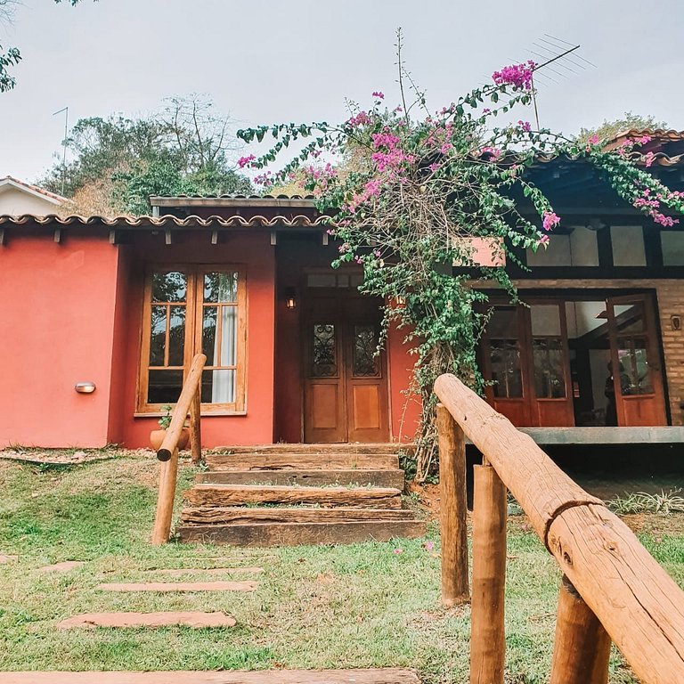 Retiro com lareira em frente à reserva ambiental