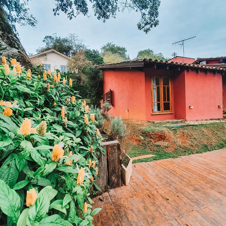 Retiro com lareira em frente à reserva ambiental