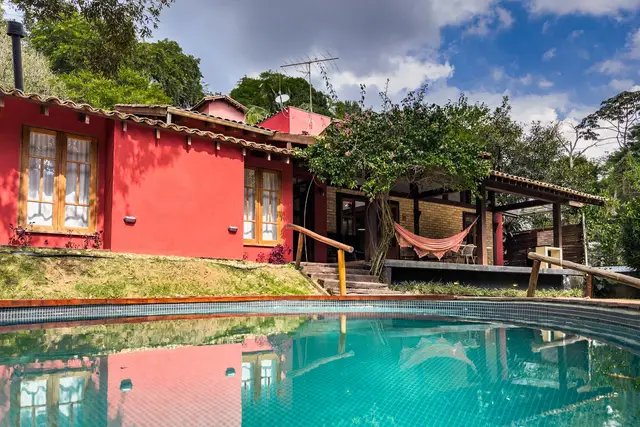 Casa c/ 3 suítes, piscina e natureza 30min de SP · Carapicuíba